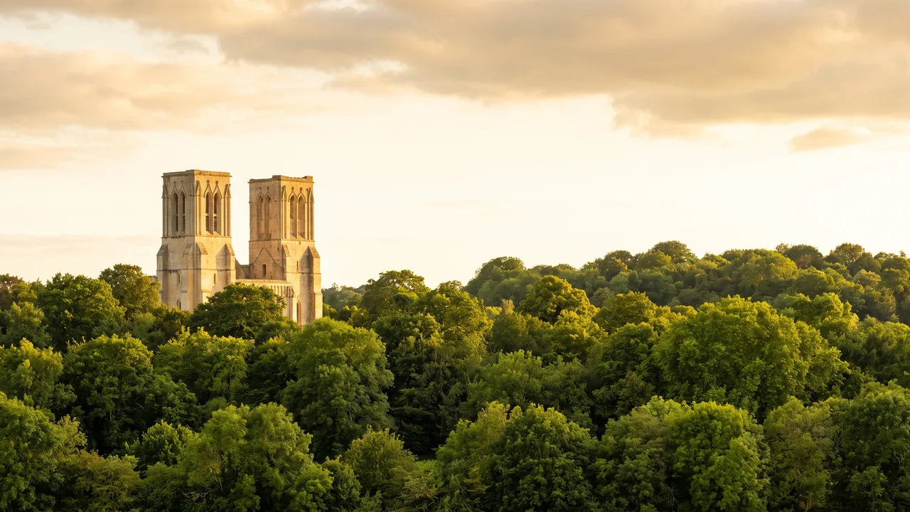 Les deux hautes tours classiques inachevées de l'abbaye royale de Saint-Jean-d'Angély dominant des toits de tuiles