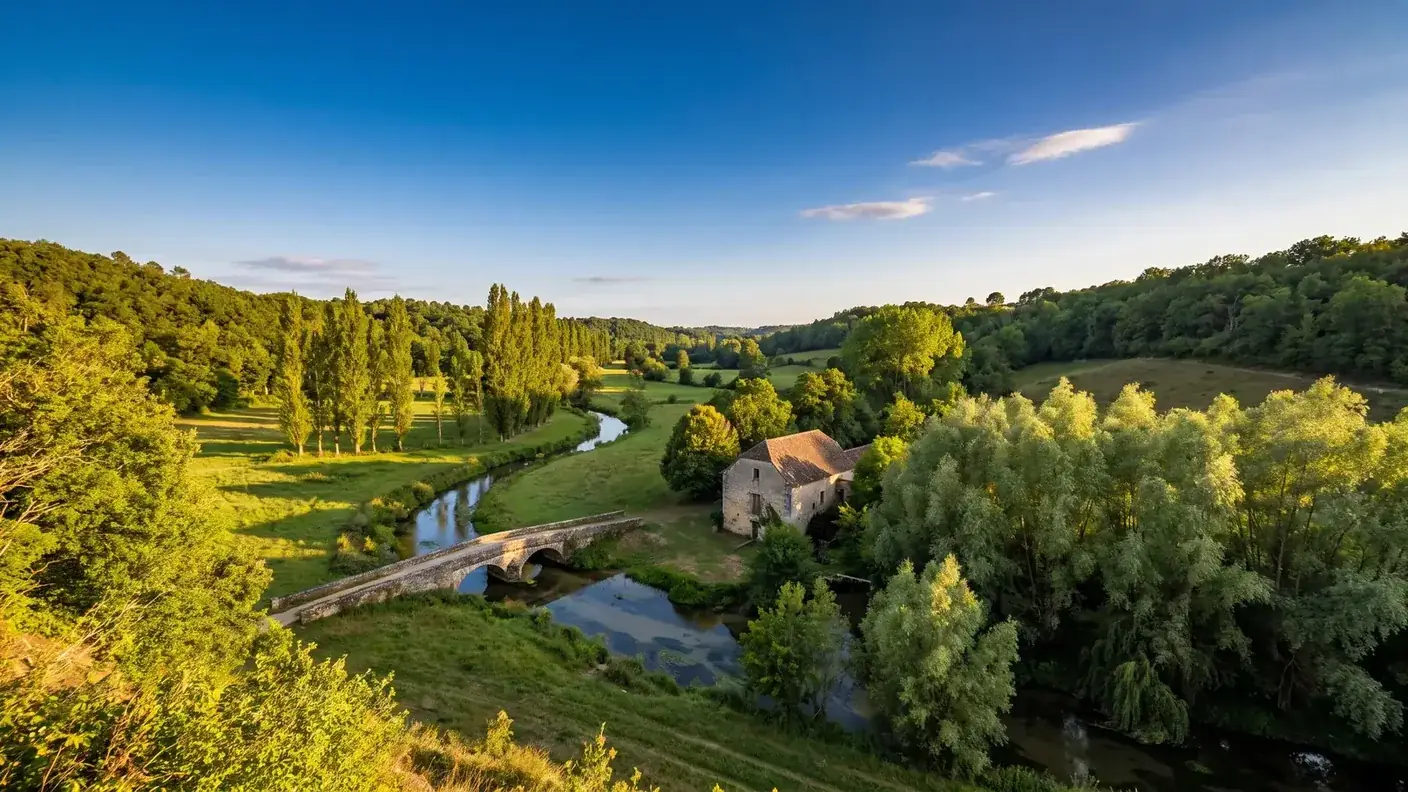 La vallée de la Beuve dans le Sud-Gironde, ruisseau serpentant entre prairies humides et rideaux de peupliers
