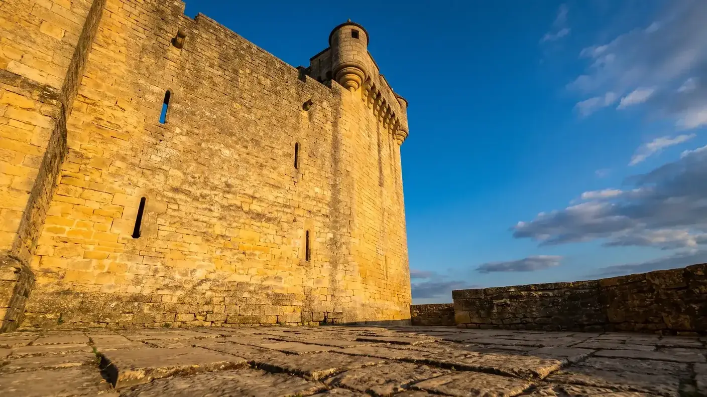 Donjon carré roman à bossage avec échauguette d'angle, château fort du Périgord