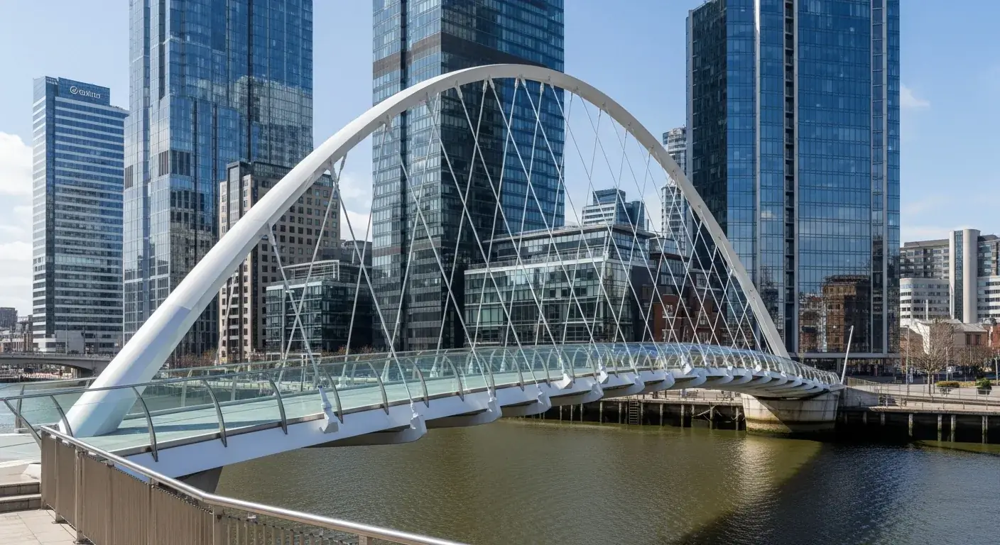 Passerelle piétonne Zubizuri de Santiago Calatrava à Bilbao, arc d'acier blanc sur la ría