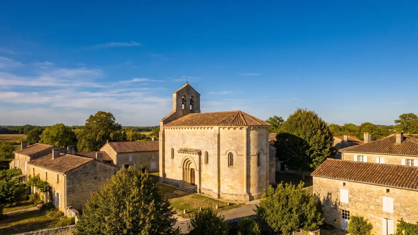 L'église Notre-Dame de Birac, modeste église de village en pierre claire au chevet à contreforts