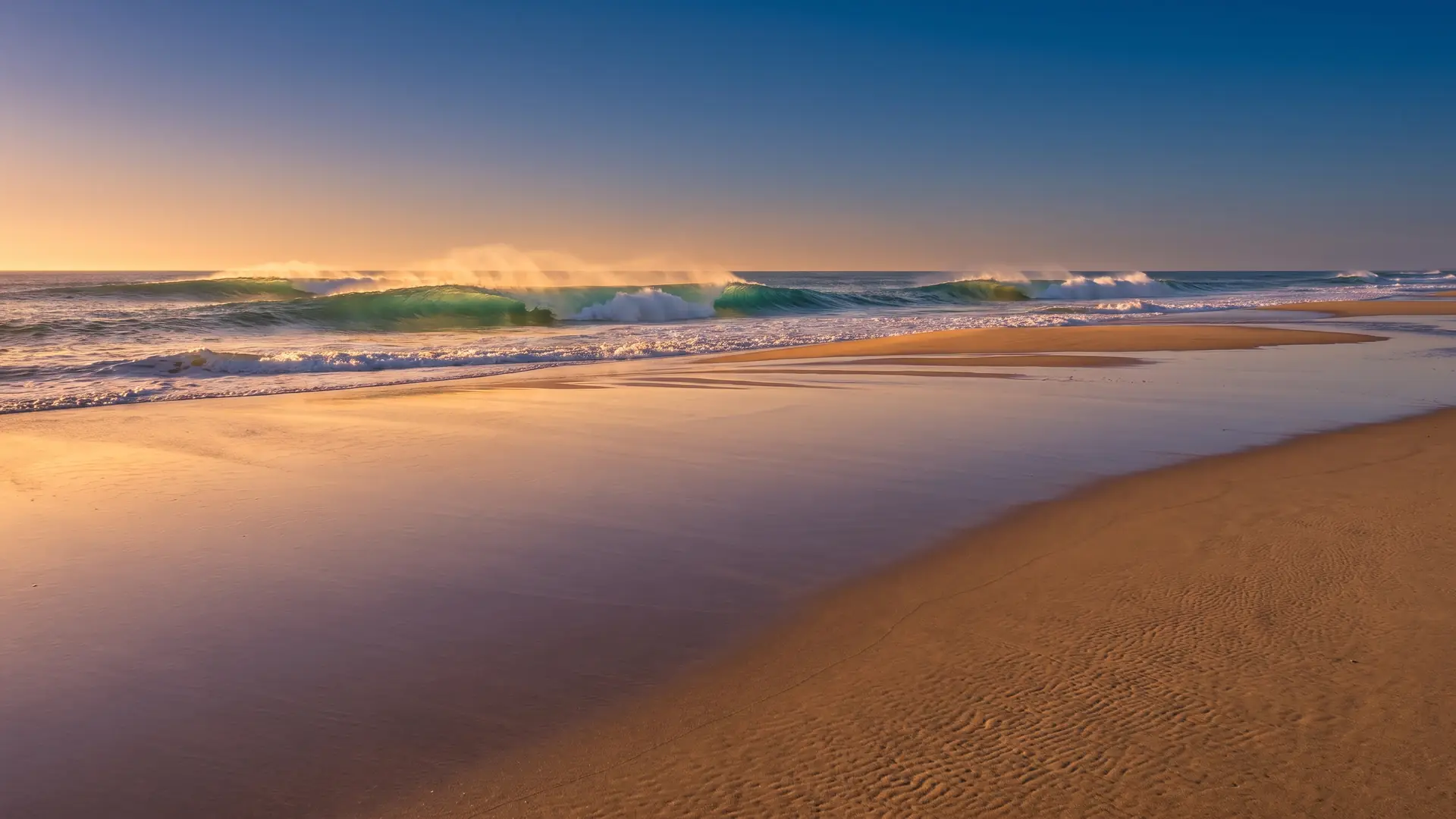 De puissantes vagues creuses turquoise et or déferlant sur les bancs de sable, sable mouillé miroir au premier plan