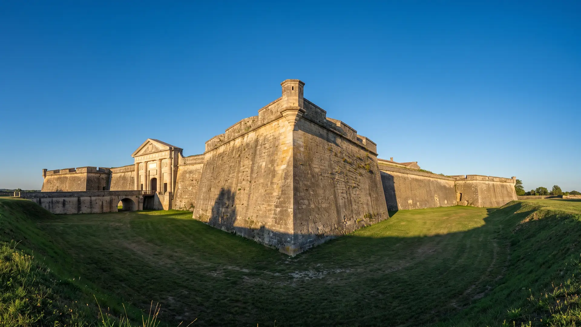 Remparts et porte monumentale de la citadelle de Blaye