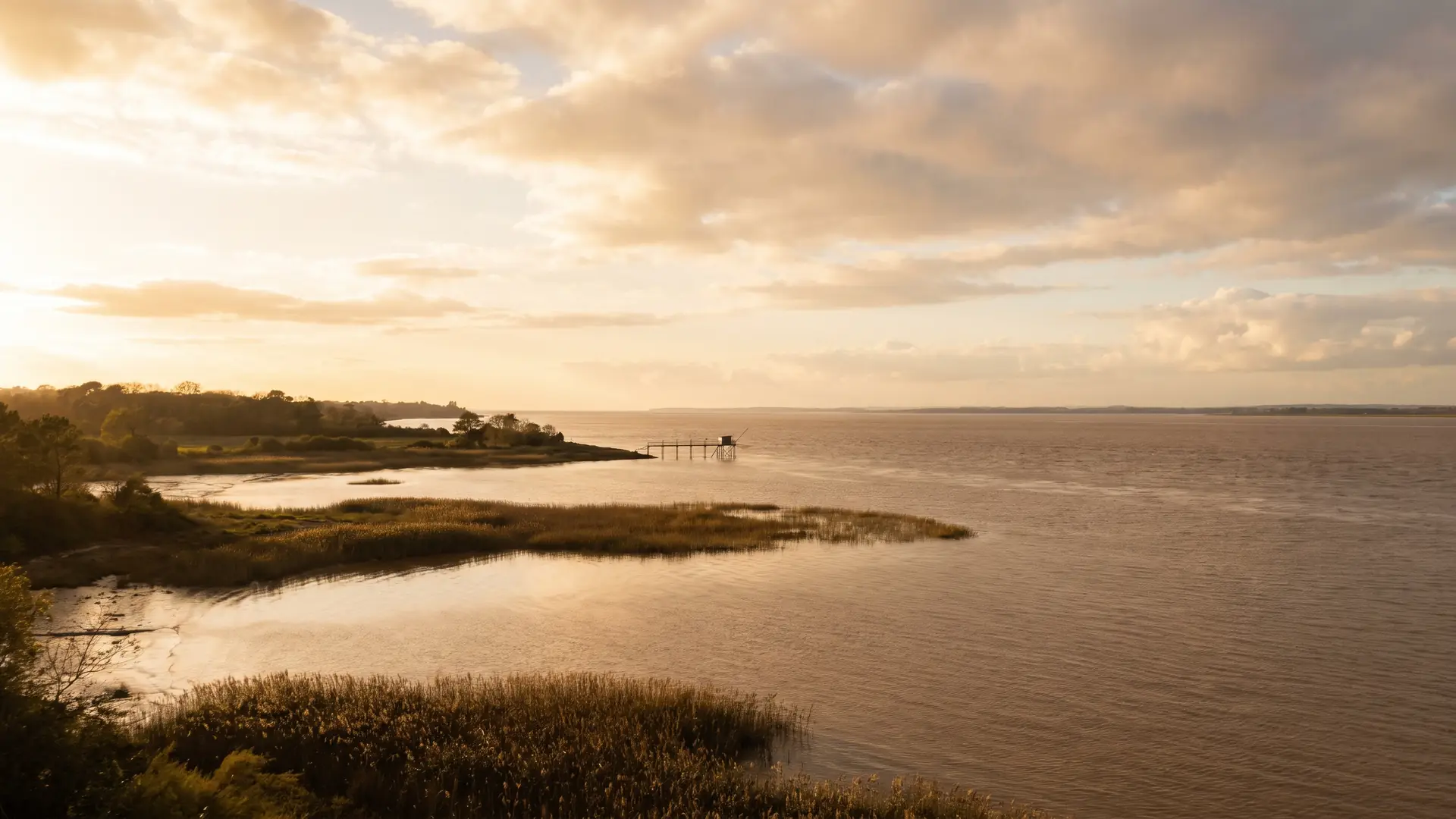 Estuaire de la Gironde et carrelet vus depuis Blaye