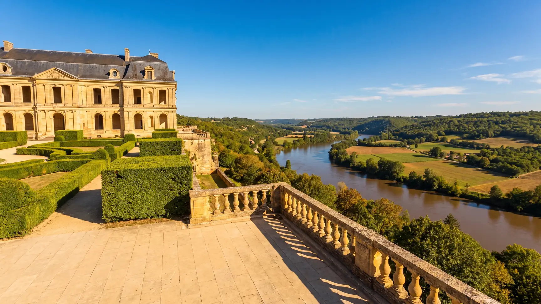 Terrasse de la Citadelle de Bourg face à la Dordogne