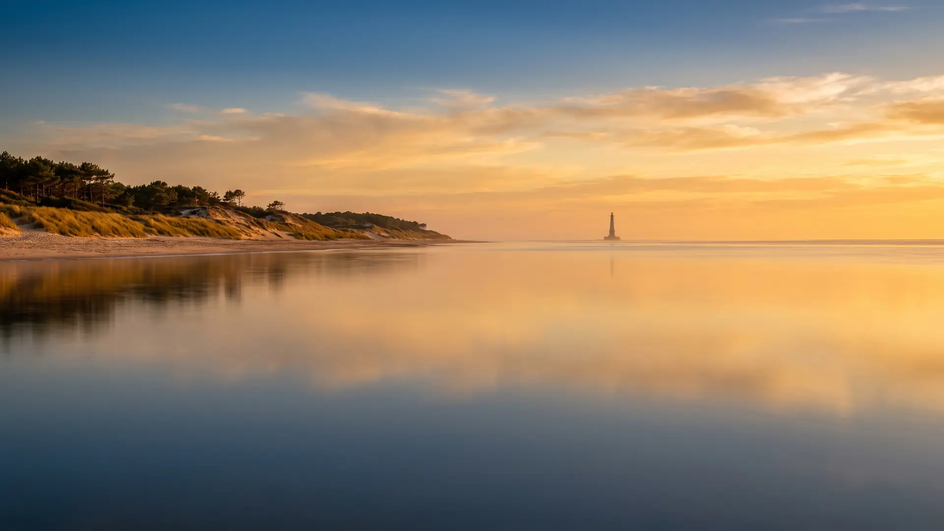 Le phare de Cordouan, silhouette lointaine sur la mer à l'embouchure de la Gironde, près du camping Atlantique Parc