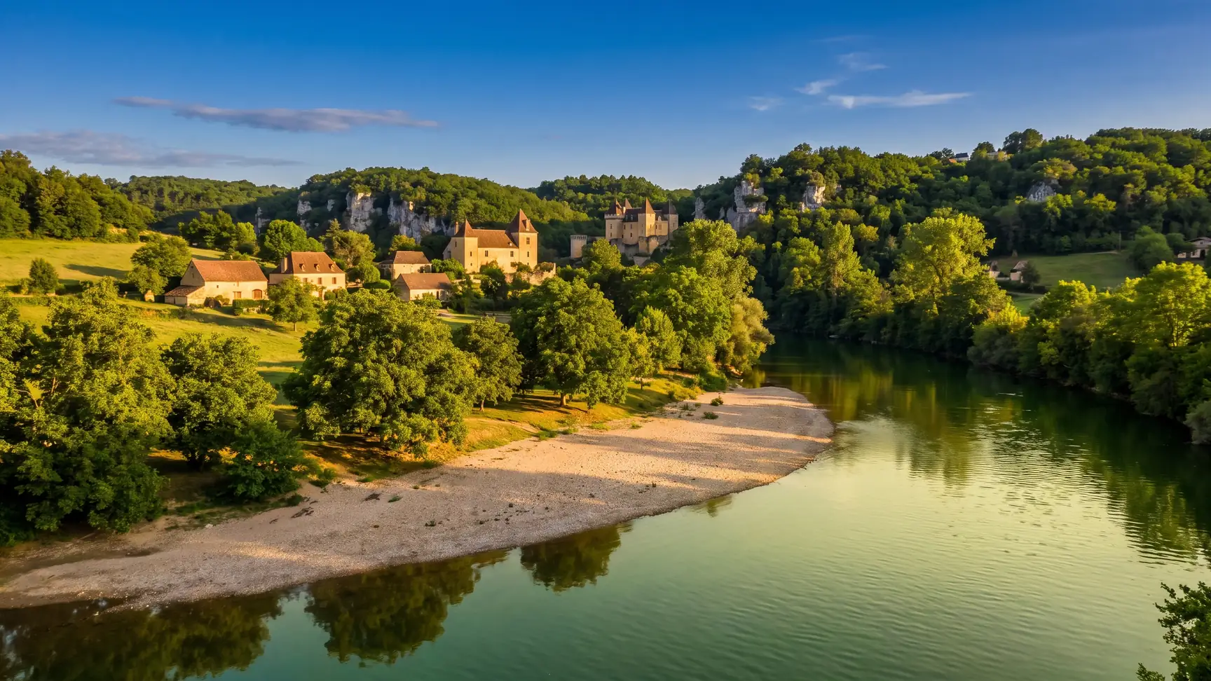 Plage de rivière sur la Dordogne près du Domaine de Soleil Plage