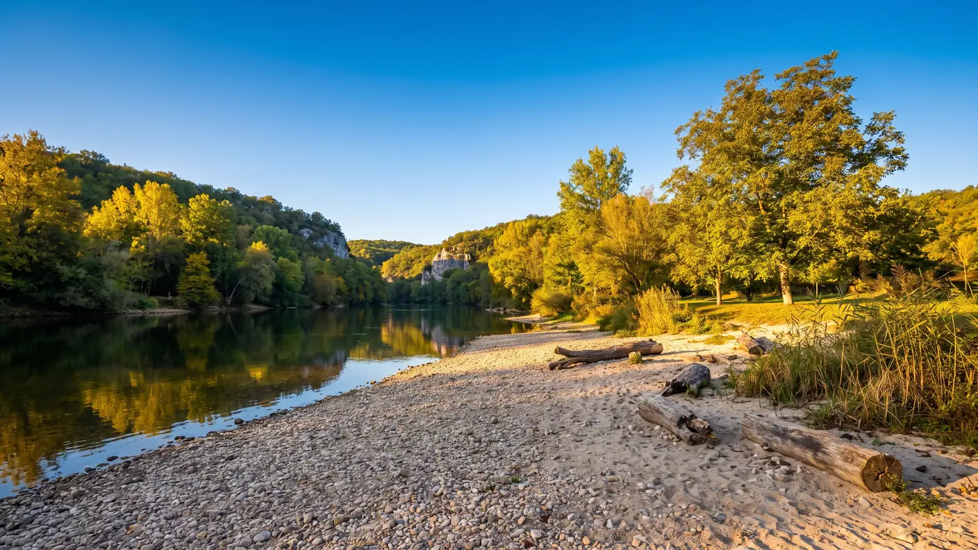 Plage de la Dordogne près du camping du Port de Limeuil