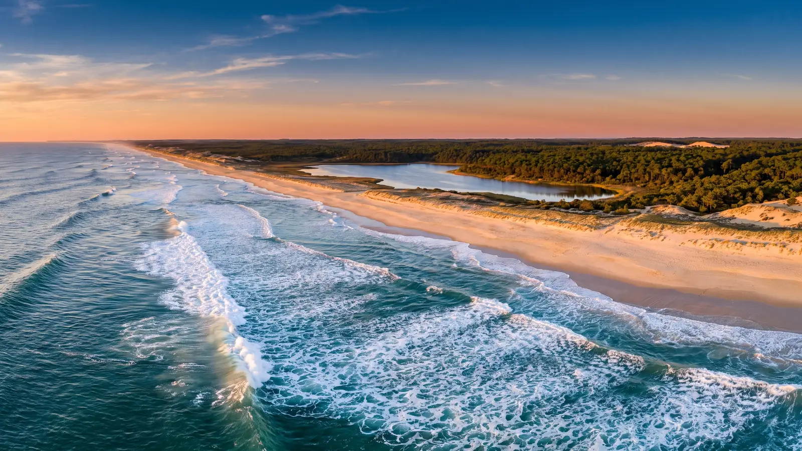 Les vagues de l'Atlantique sur la plage sauvage du Porge-Océan, près du camping La Grigne