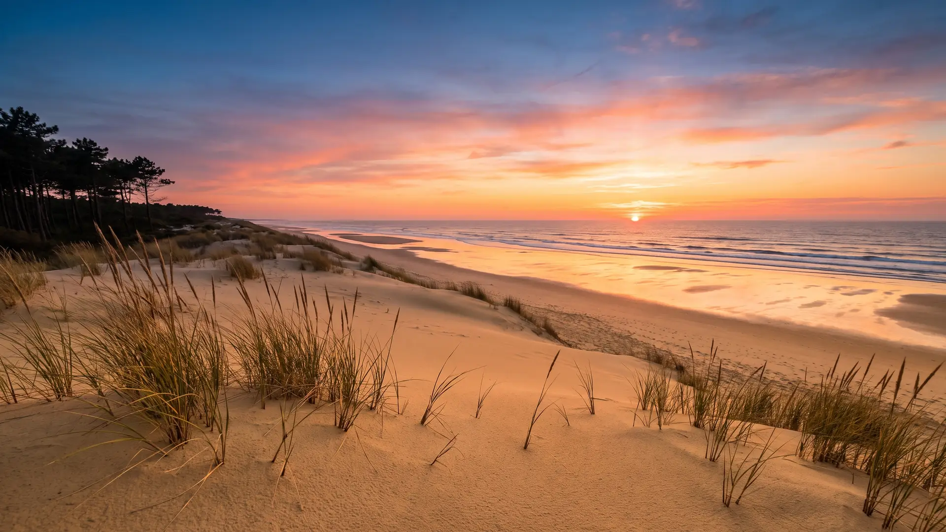 La plage sauvage du Porge-Océan au coucher du soleil, près du camping La Grigne