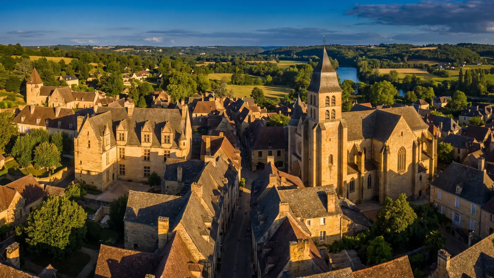 Sarlat, à ~10 km du camping