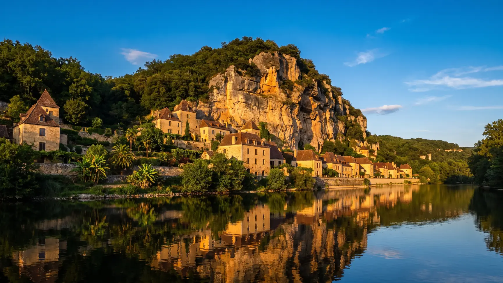 Village de La Roque-Gageac entre falaise et Dordogne