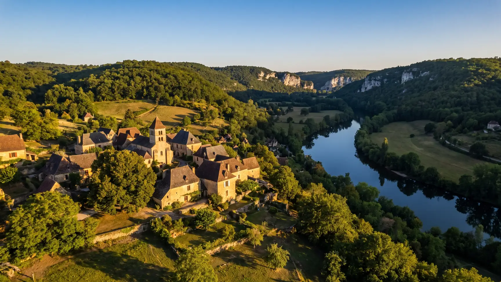 Hameau de pierre et toits de lauze en Périgord noir