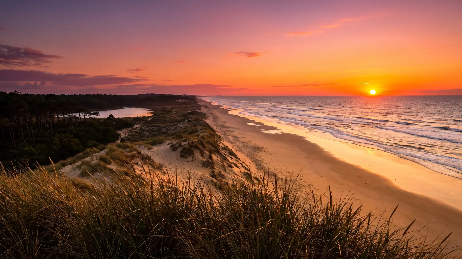 La plage de Lacanau-Océan au coucher du soleil, près du camping Les Grands Pins
