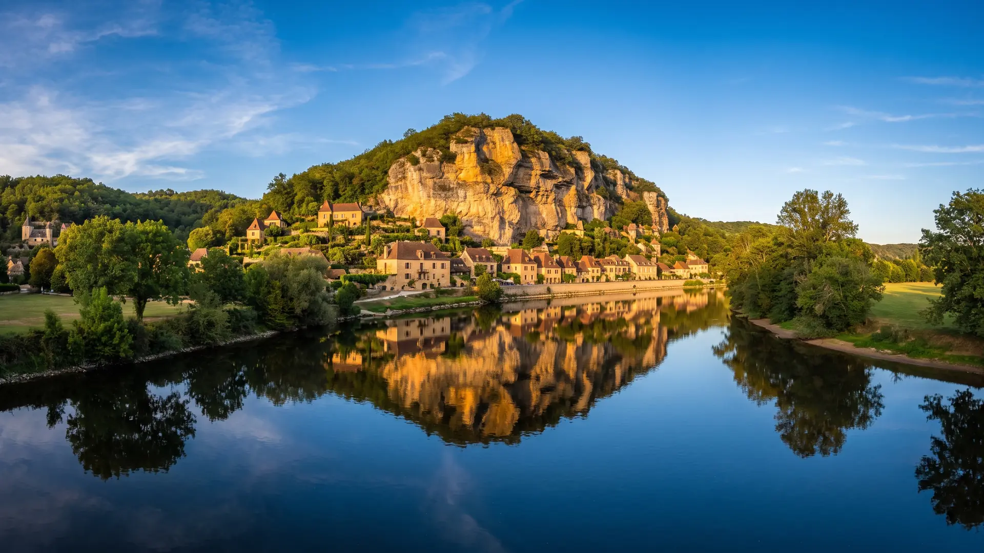 Village de La Roque-Gageac au pied de la falaise, au bord de la Dordogne