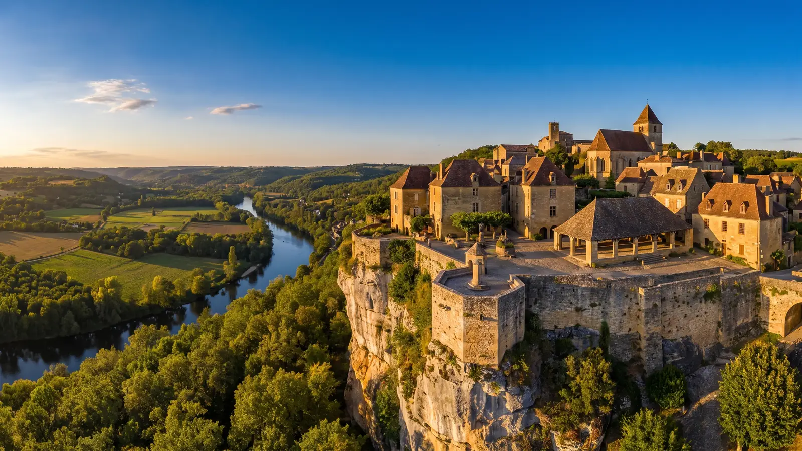 Bastide de Domme dominant la vallée de la Dordogne