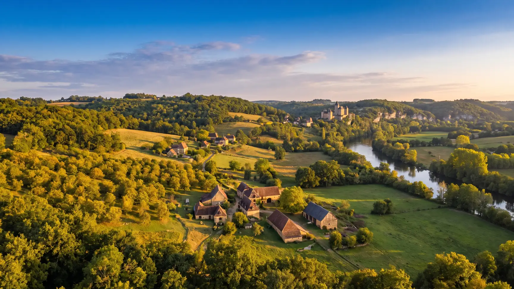Panorama sur un méandre de la Dordogne depuis les hauteurs du Périgord noir
