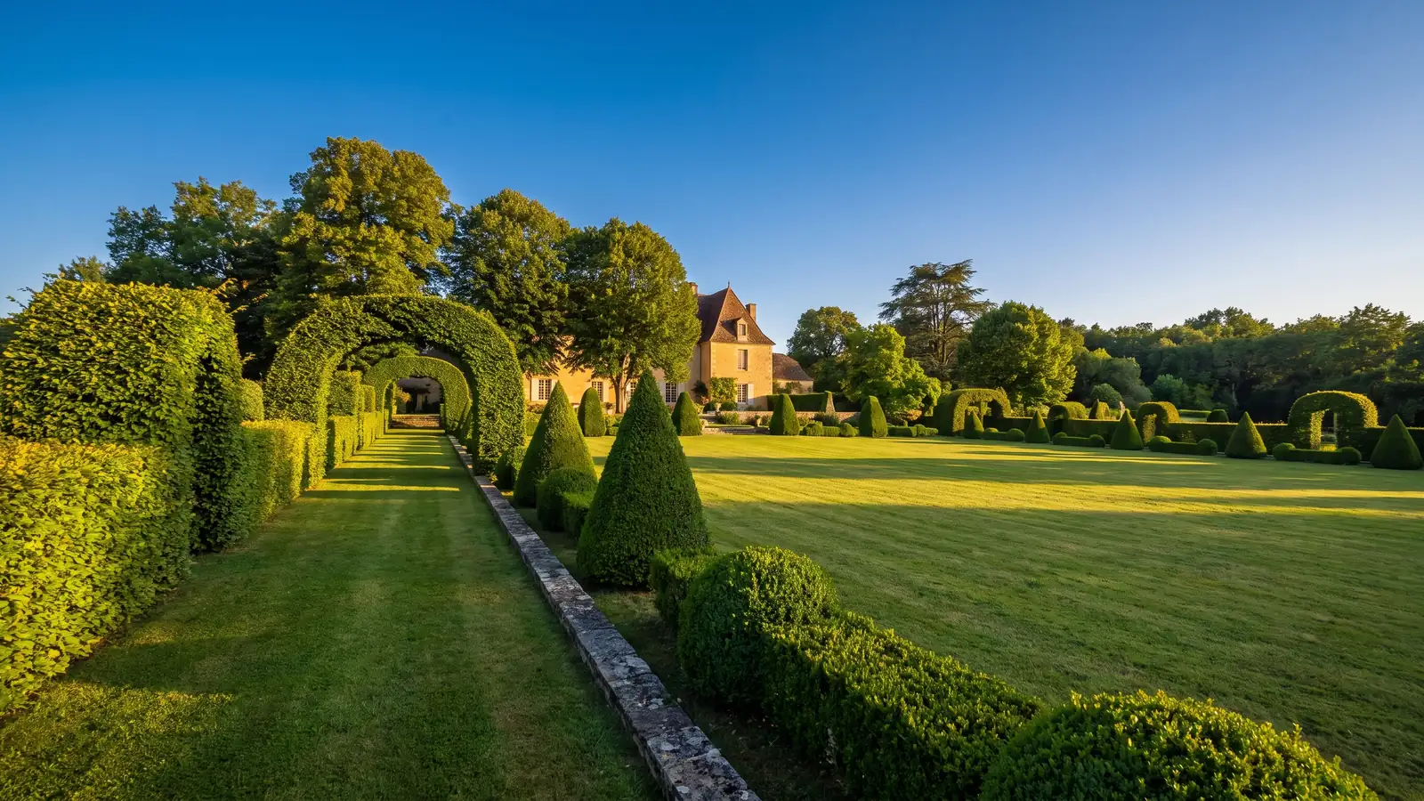 Topiaires des jardins du Manoir d'Eyrignac près des Péneyrals