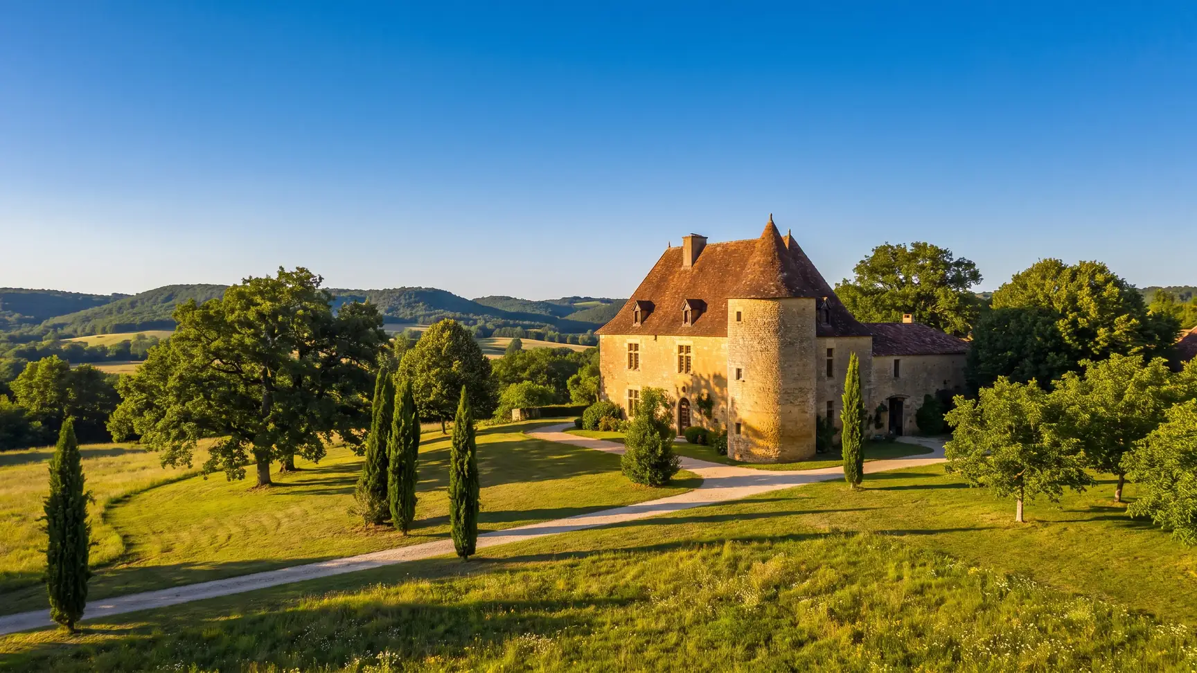 Manoir périgourdin d'Eyrignac entouré d'arbres