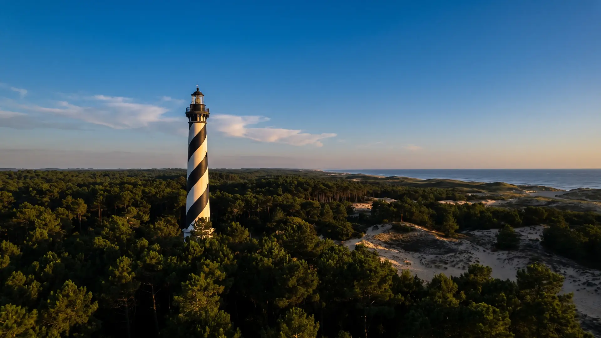Le phare de Contis, à rayures noires en spirale, dominant la forêt de pins des Landes, près du camping Les Vignes