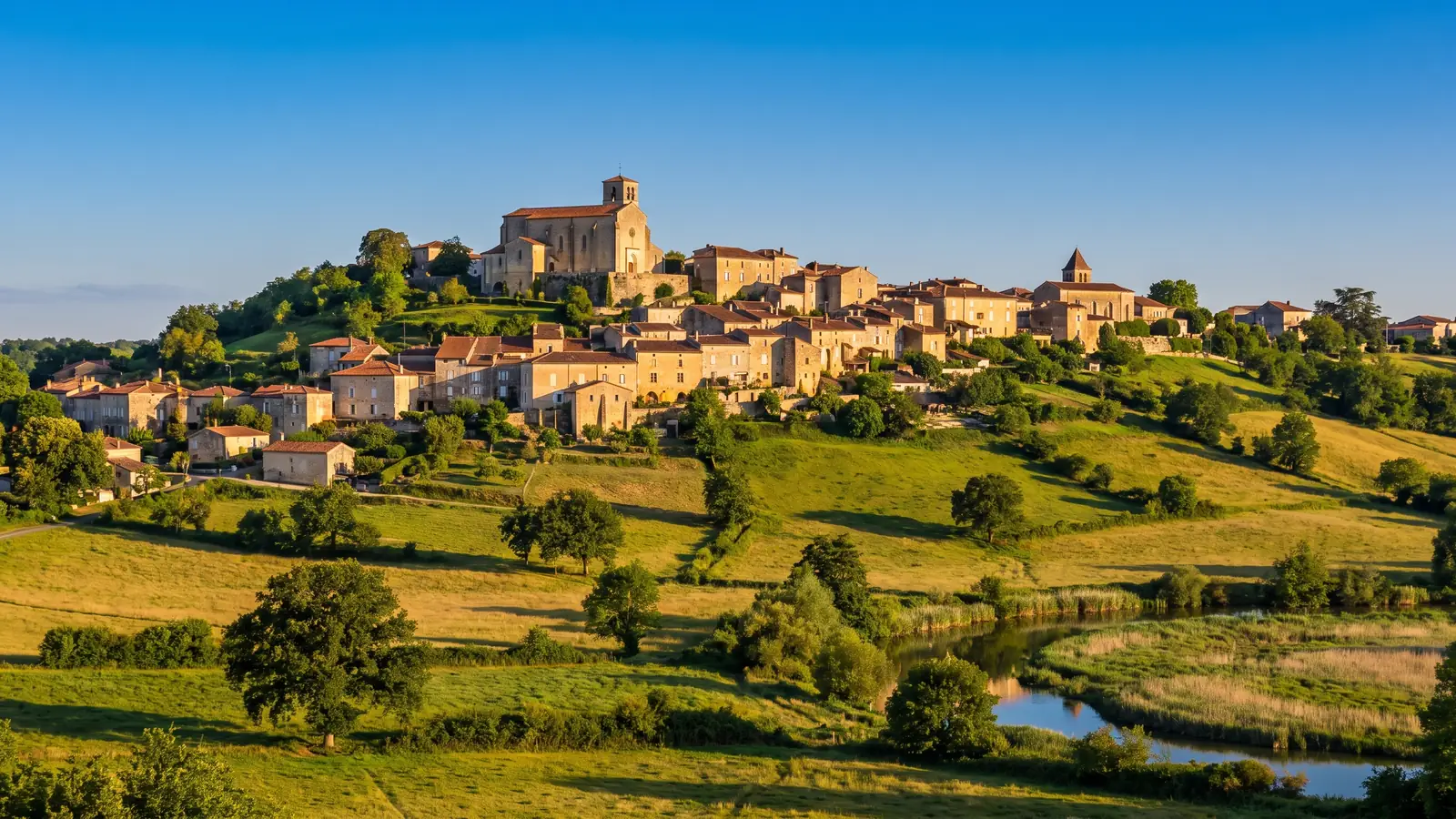 La bastide perchée de Monflanquin, maisons de pierre jusqu'à l'église, près du camping Château de Fonrives