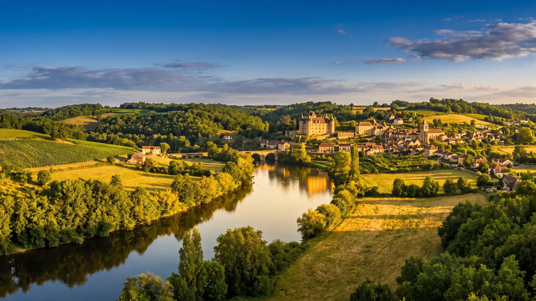 La vallée de la Dordogne près de Bergerac, entre vignobles et coteaux boisés, près du camping Château de Fonrives