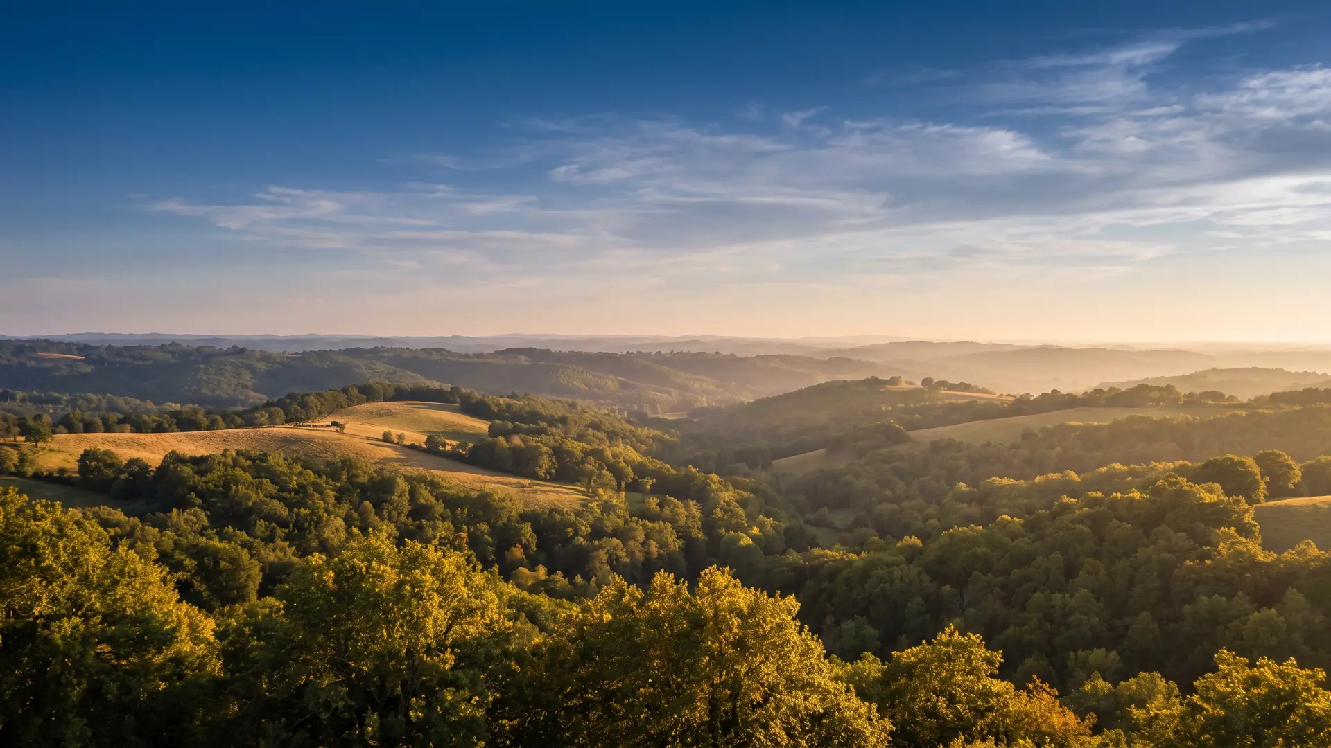 Panorama des collines boisées de la Guyenne près de Villeréal à la lumière dorée, autour du camping Château de Fonrives
