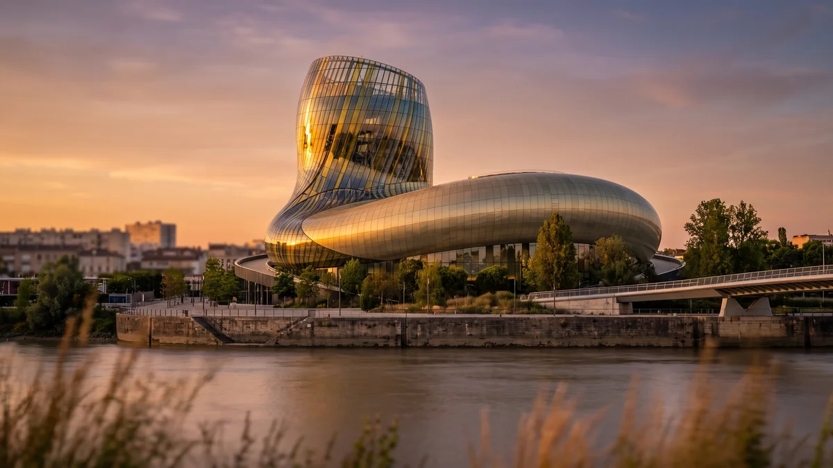 Berline avec chauffeur privé devant la Cité du Vin à Bordeaux lors d'un événement