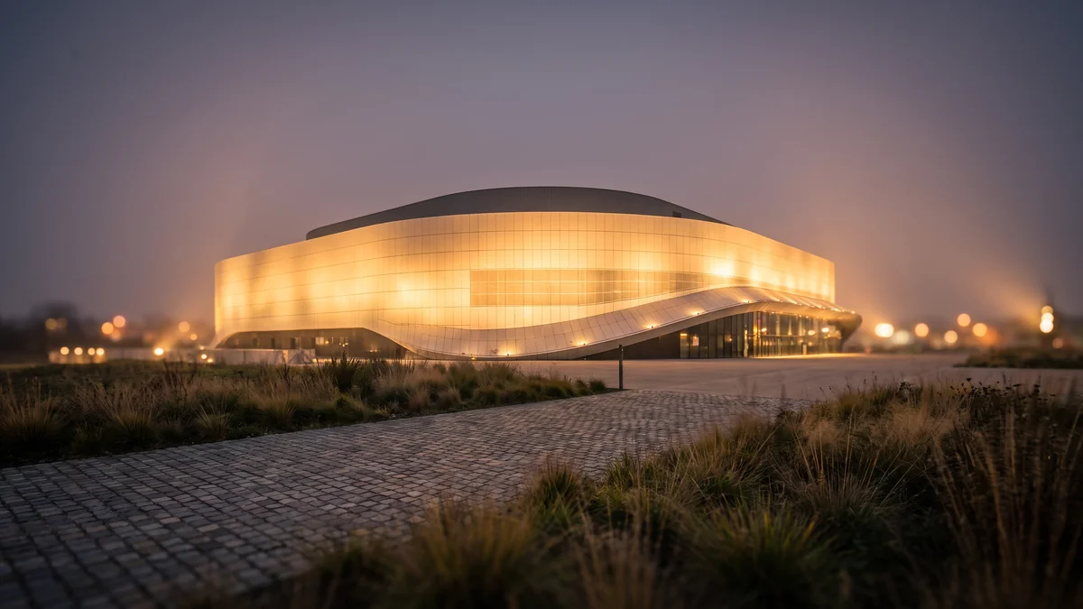 Van avec chauffeur privé devant l'Arkéa Arena de Floirac près de Bordeaux un soir de concert