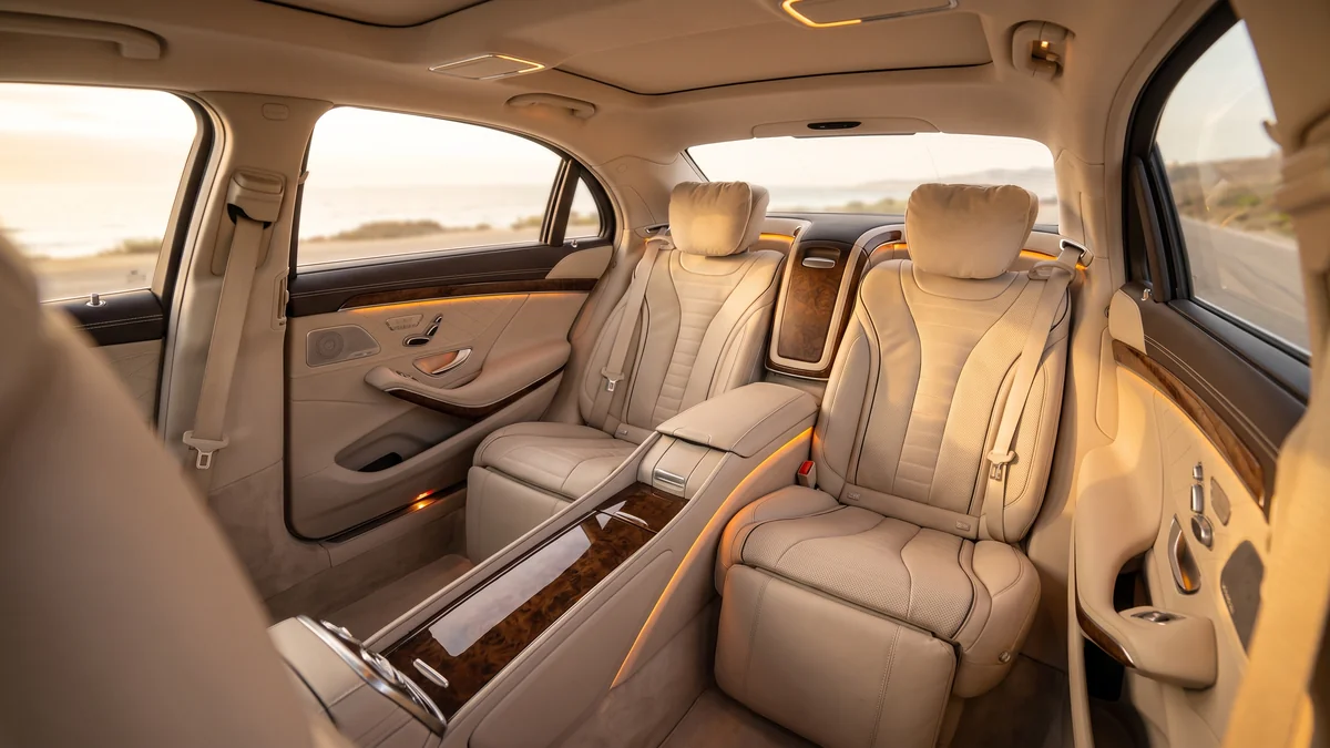 Intérieur cuir d'une berline avec chauffeur privé à Bordeaux, sièges arrière spacieux