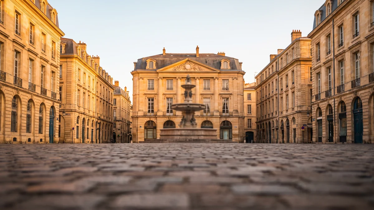 Place du Parlement dans le centre historique de Bordeaux au lever du jour