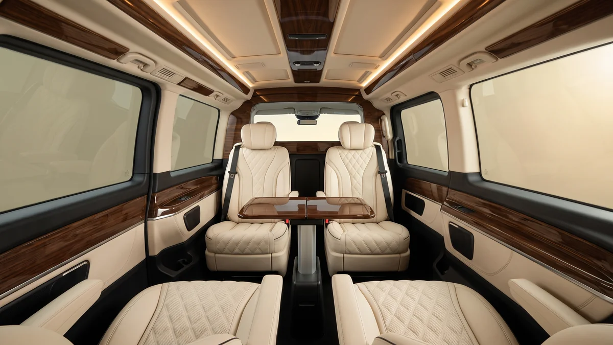 Intérieur cuir d'un van avec chauffeur, sièges individuels et éclairage d'ambiance