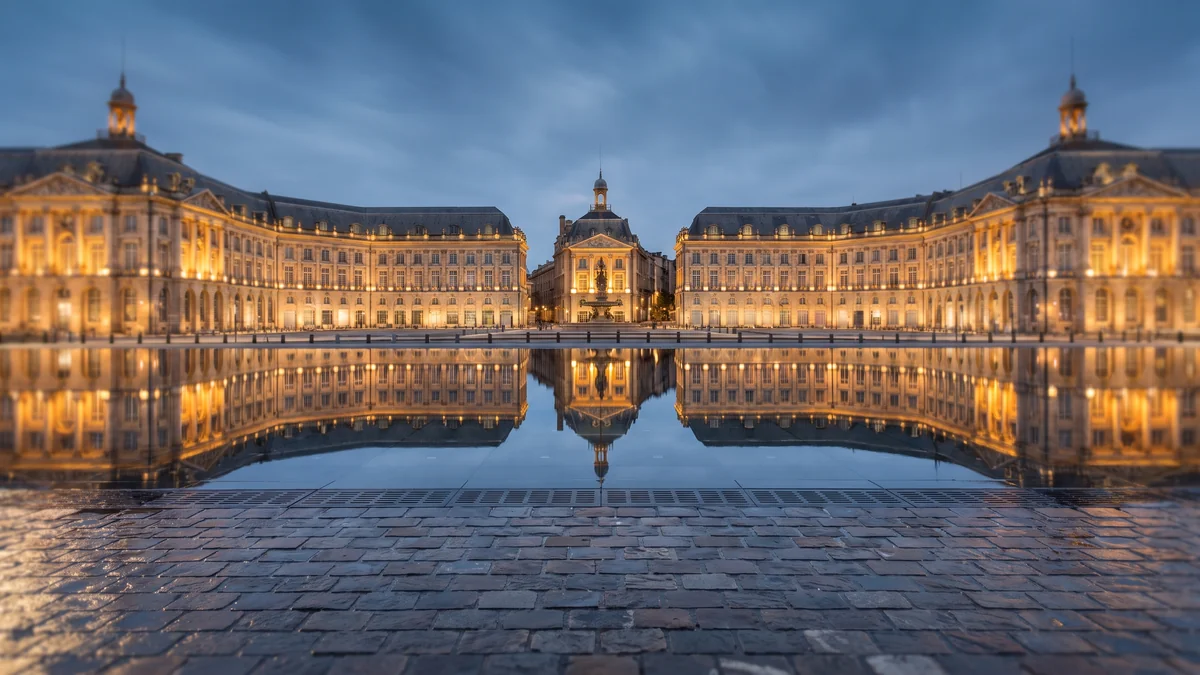 Place de la Bourse reflétée dans le Miroir d’eau de Bordeaux au crépuscule