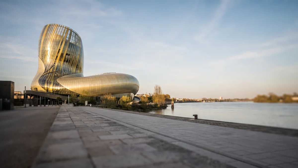 Cité du Vin de Bordeaux vue depuis les quais de la Garonne