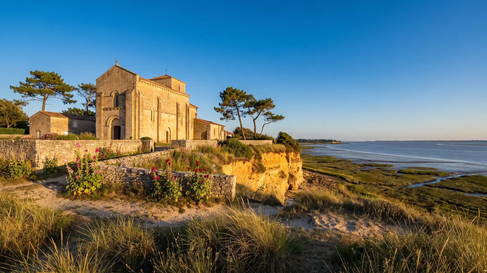 L'église romane Sainte-Radegonde sur la falaise de l'estuaire à Talmont-sur-Gironde, près du Club Med La Palmyre