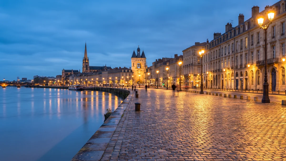 Quais de Bordeaux et porte Cailhau éclairés le long de la Garonne