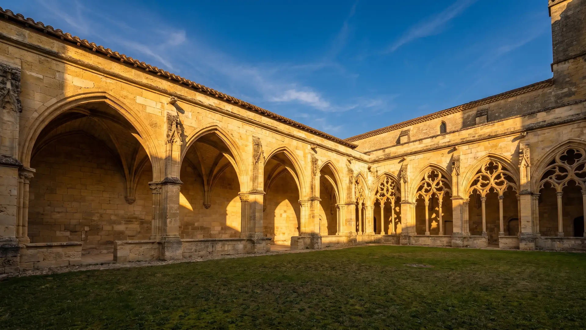 Cloître gothique de la cathédrale Saint-Pierre de Condom