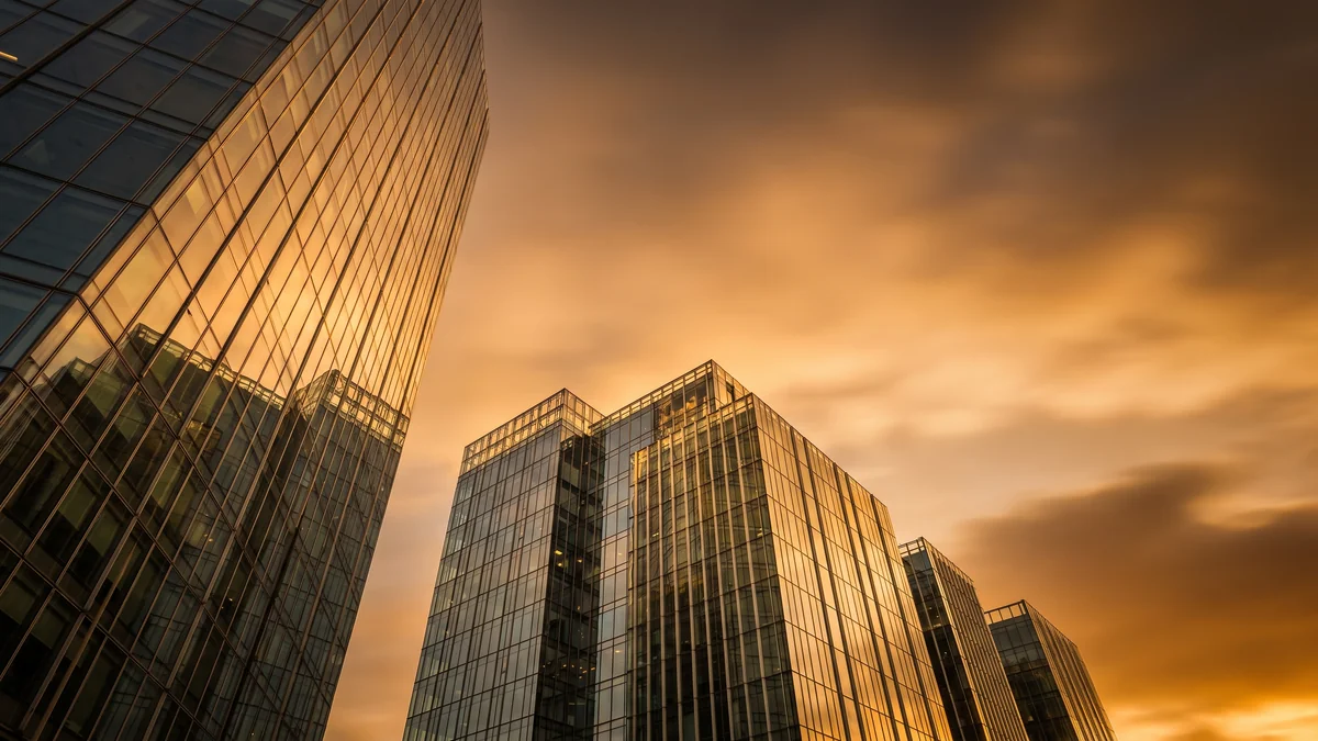 Tours de bureaux vitrées au coucher du soleil, illustration du quartier d’affaires