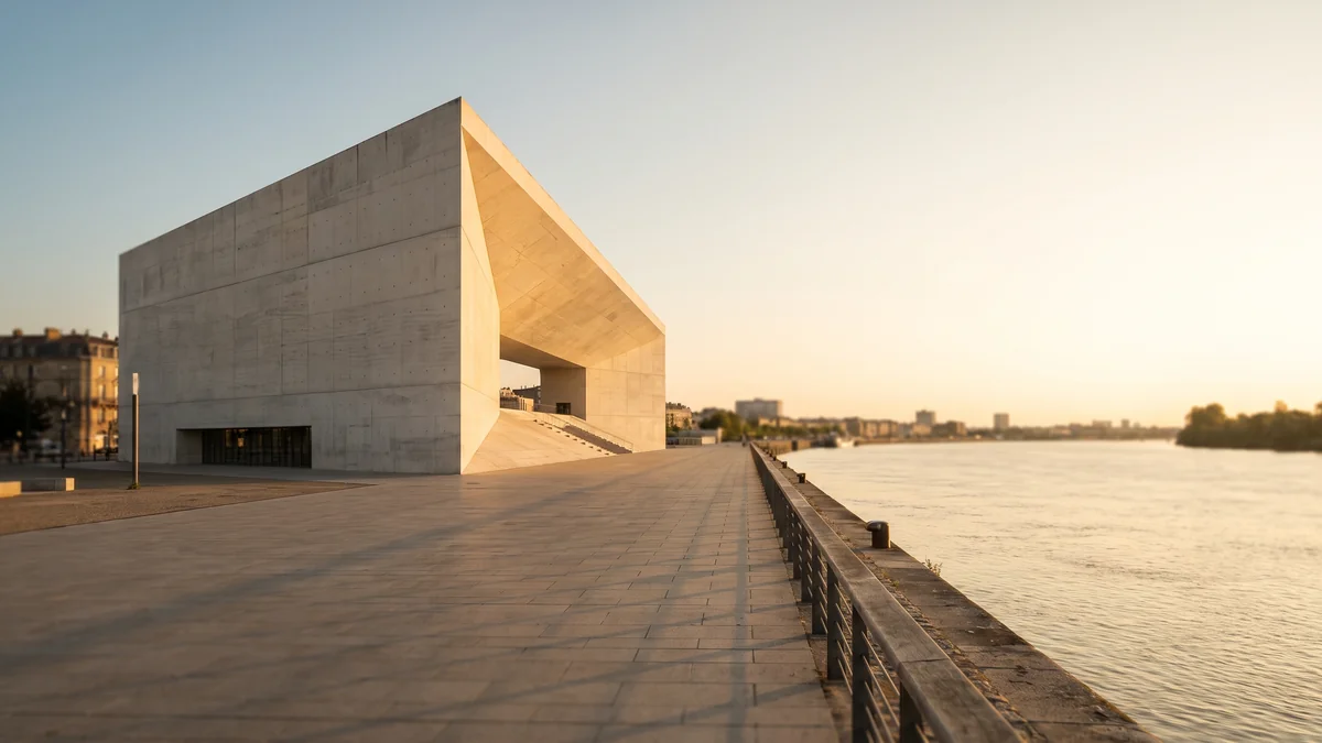 Bâtiment de la MECA sur les quais de la Garonne à Bordeaux