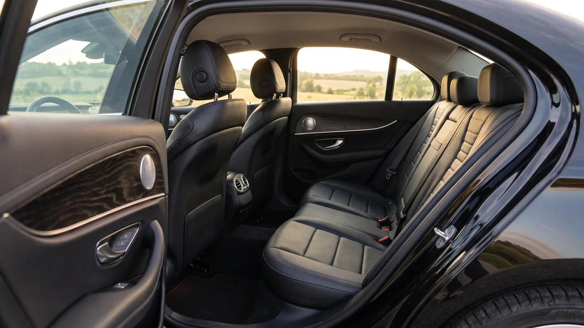 Intérieur cuir d'une berline VTC avec chauffeur