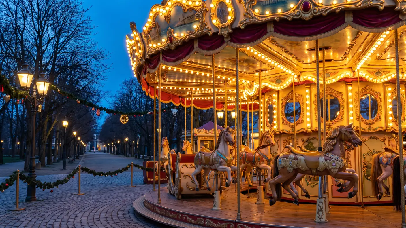 Carrousel ancien illuminé dans un parc de loisirs d'Île-de-France