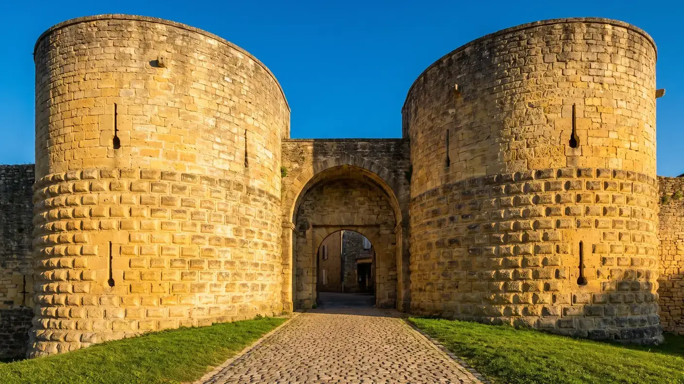 Les deux tours rondes à bossage de la porte des Tours, entrée fortifiée de la bastide de Domme