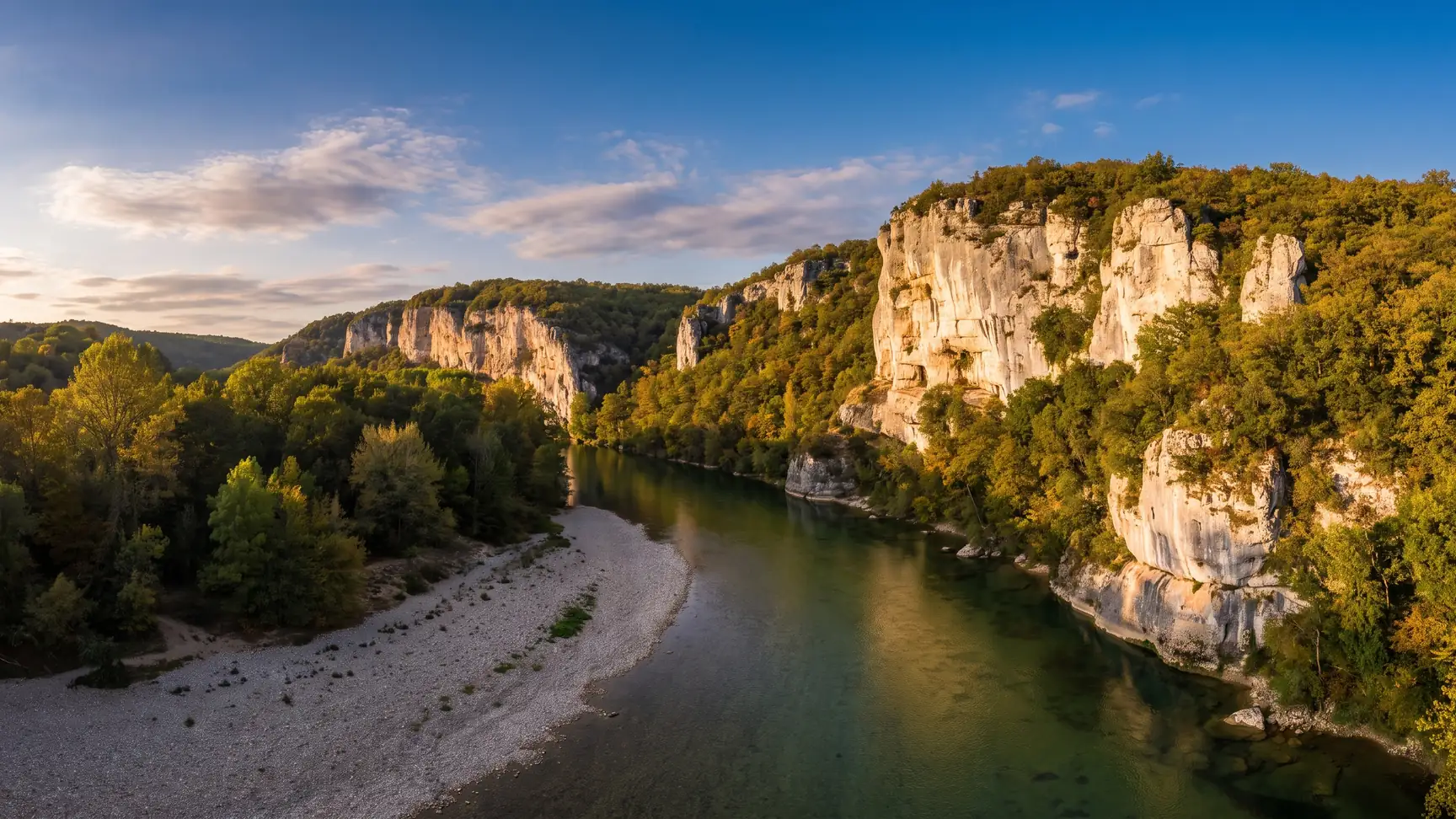 Rivière Lot au pied des falaises calcaires du Quercy