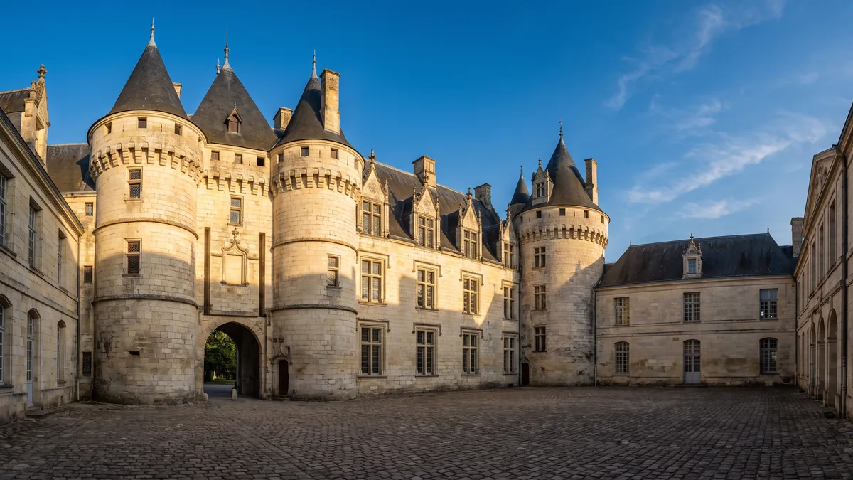 Cour intérieure et tours de pierre du château de Duras