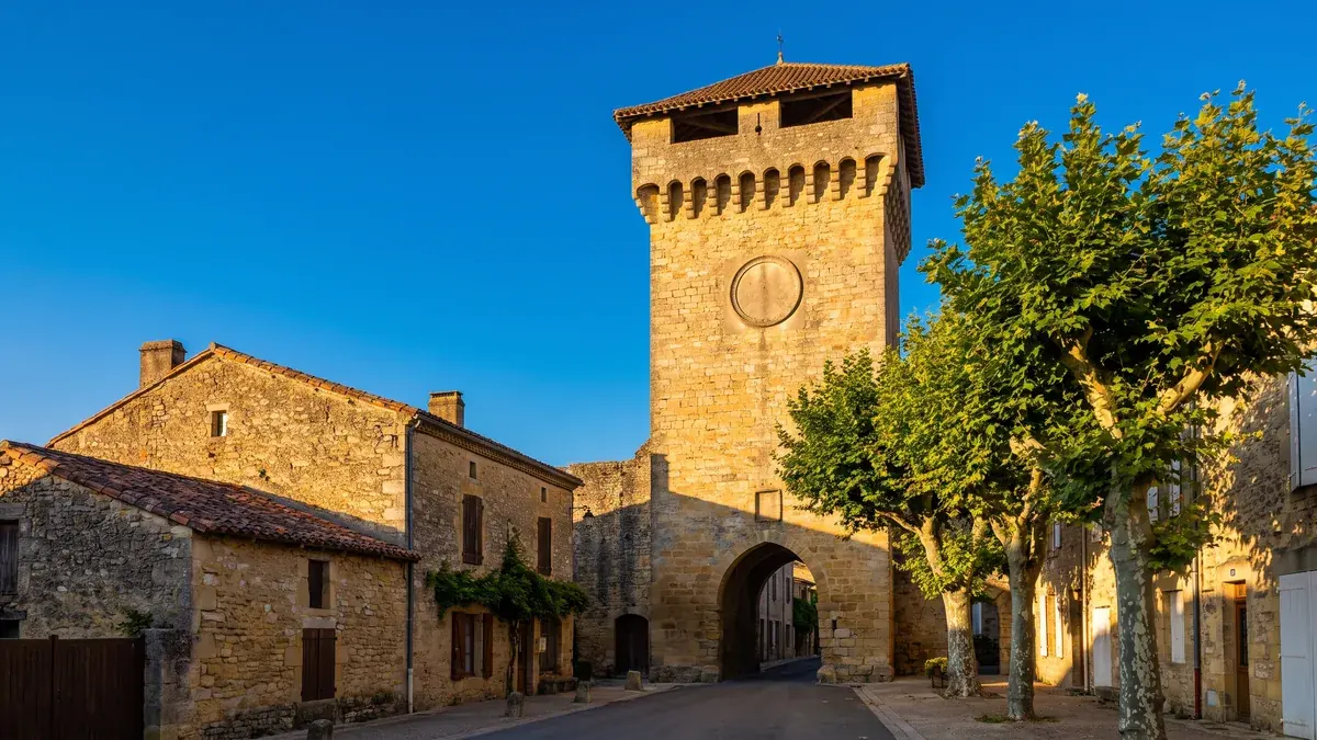 Tour de l'Horloge et son passage voûté à Duras