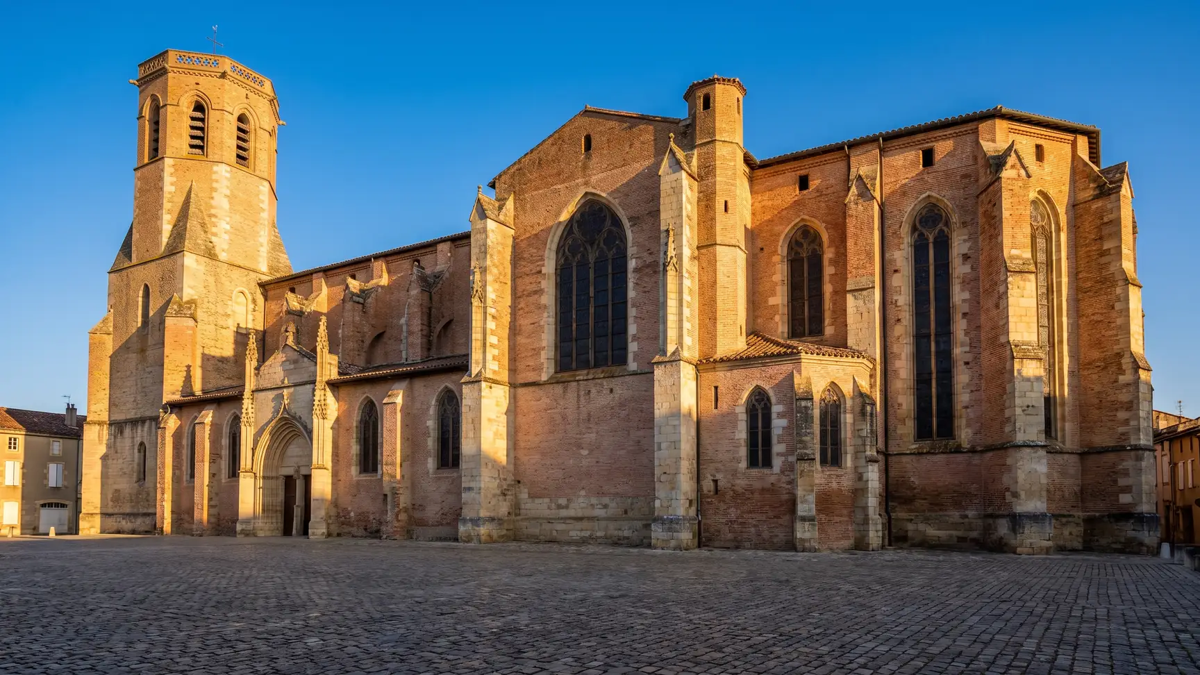 Cathédrale Saint-Luperc en brique et pierre à Eauze