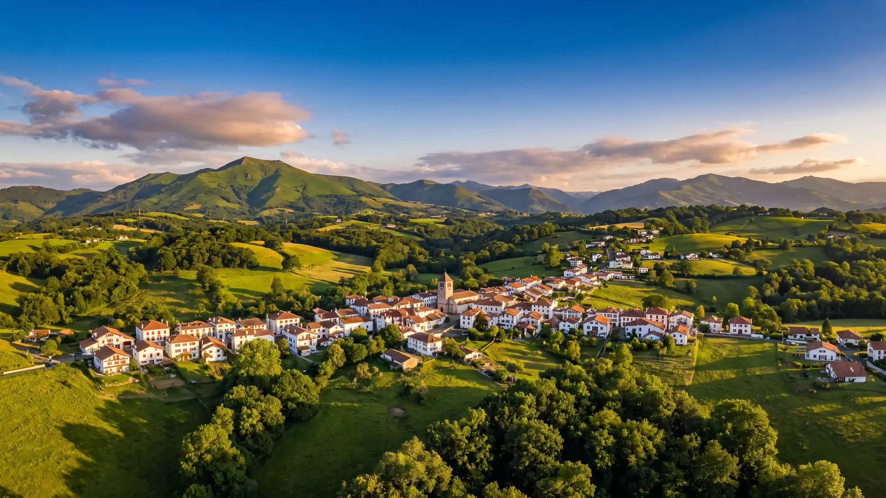 Panorama d'Espelette dans les collines du Labourd