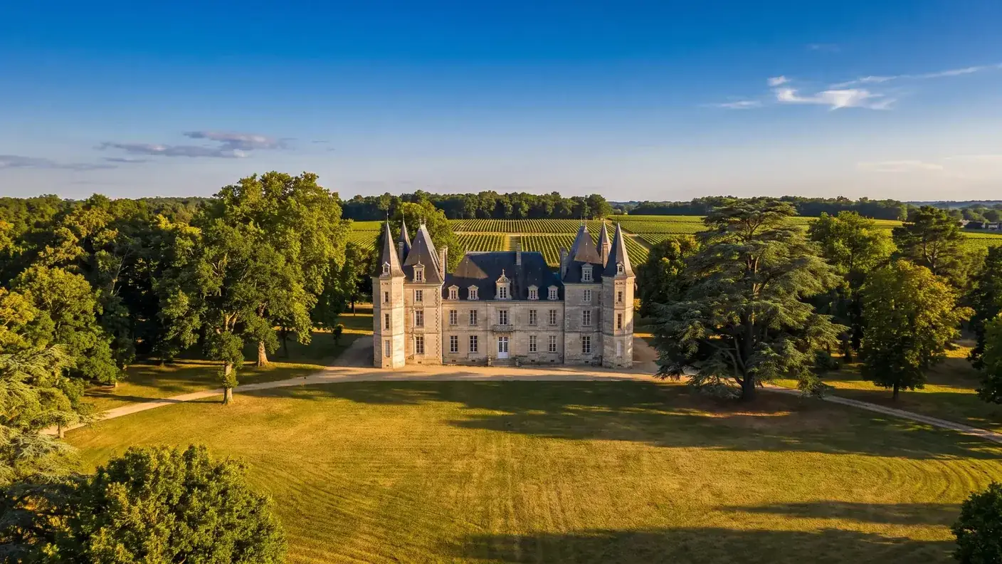 Château de Pitray dans son parc à Gardegan-et-Tourtirac