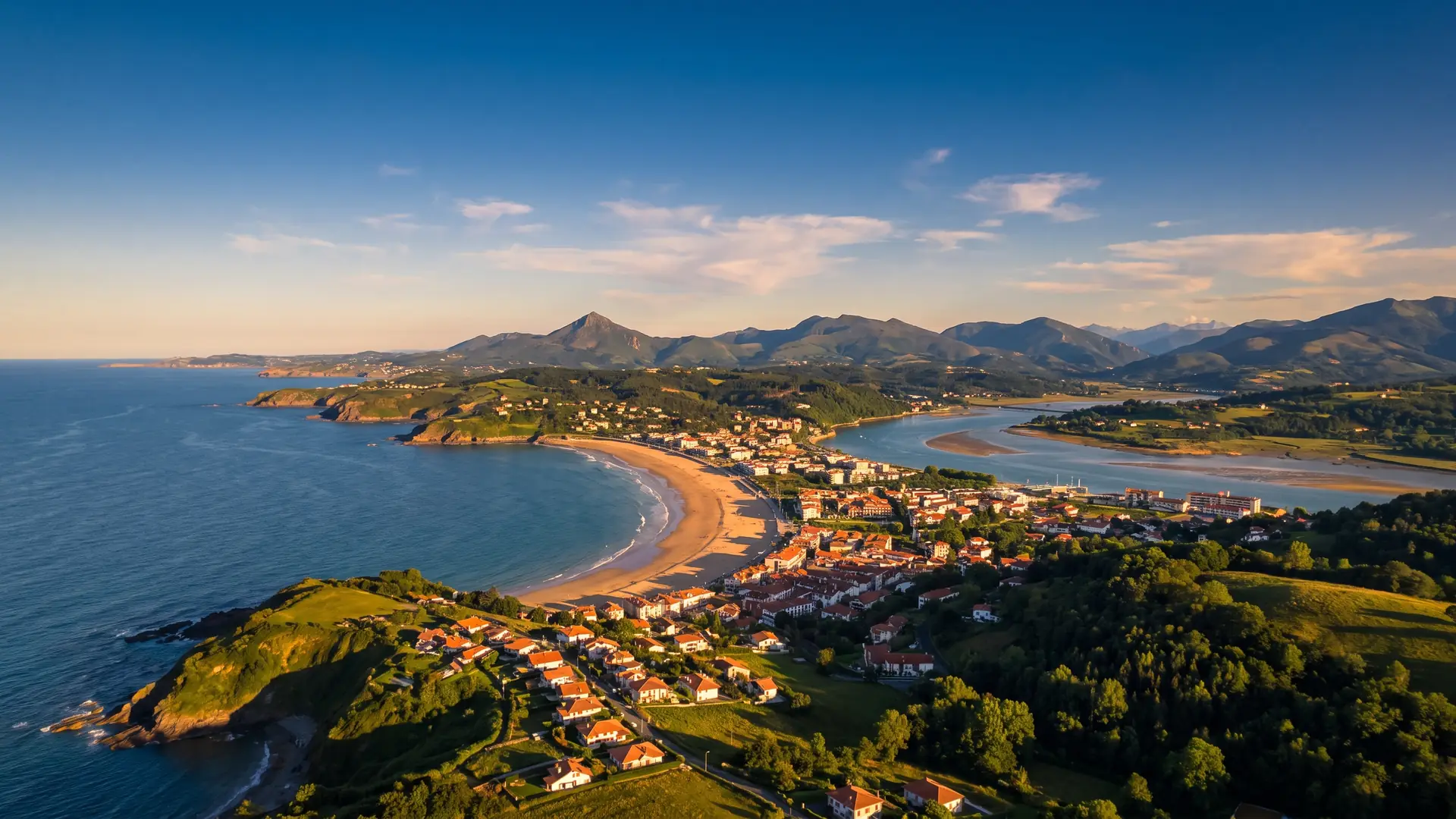 Panorama d'Hendaye entre Atlantique, Bidassoa et Pyrénées