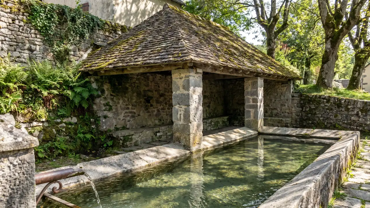 Fontaine couverte en pierre à Lasseube